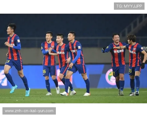 大连英博禁区前沿突然加速，一脚推射稍稍偏出